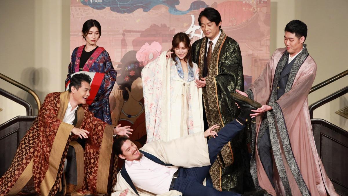 左起郭耀仁、管罄、周厚安、夏宇童、周明宇、林斌。(圖/全民大劇團提供)
