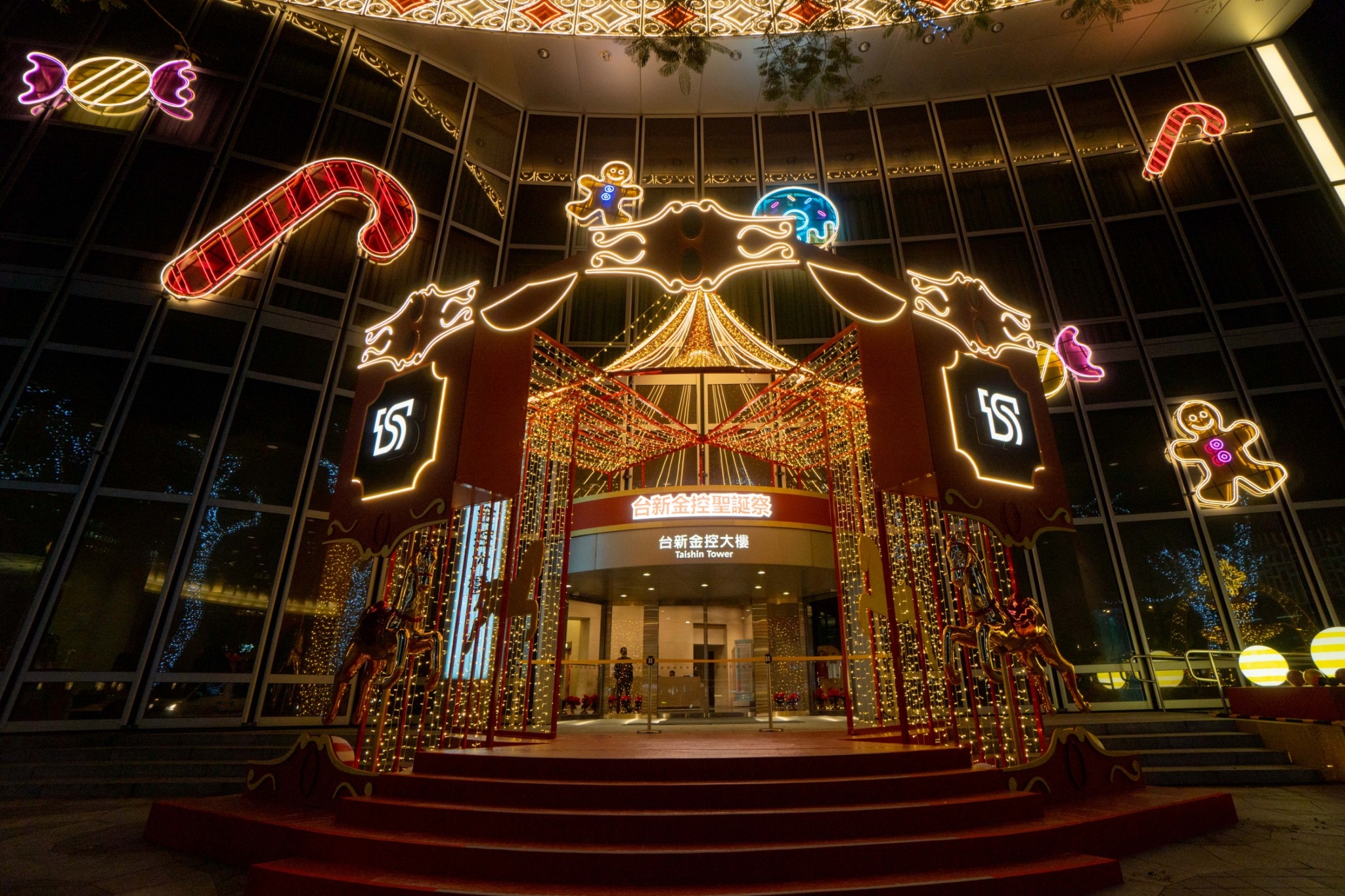 台新金控聖誕祭登場 綠電點亮仁愛圓環 打造夢幻遊樂園。