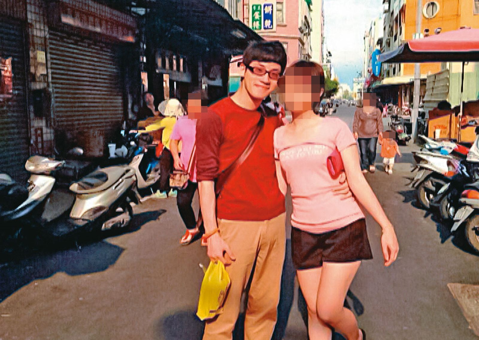 張彥文(左)透過網路認識女友(右),兩人經常到處旅遊。(圖/翻攝畫面)