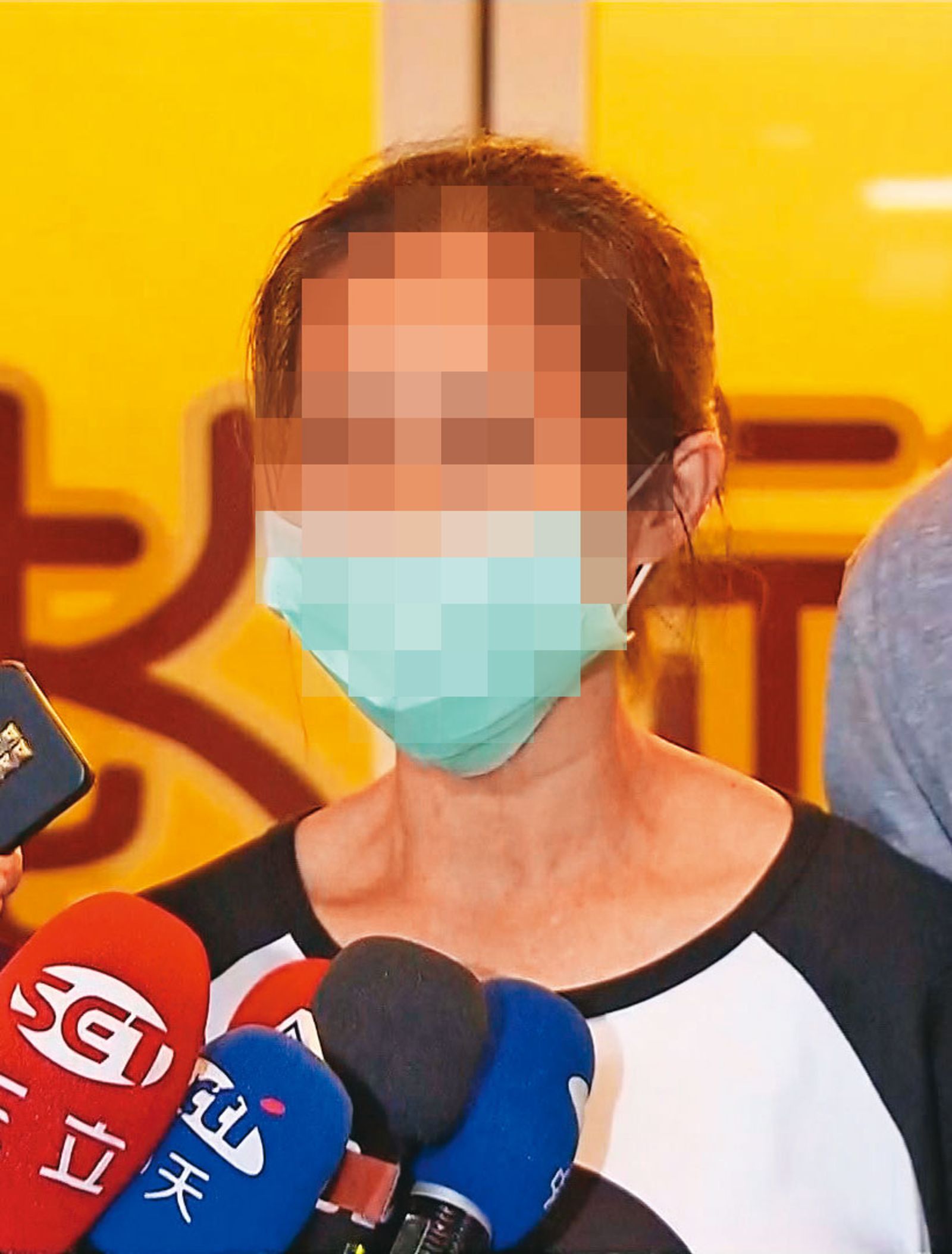 死者母親(圖)悲痛欲絕,起初強烈拒絕和解,希望法院判張彥文死刑。(圖/東森新聞提供)