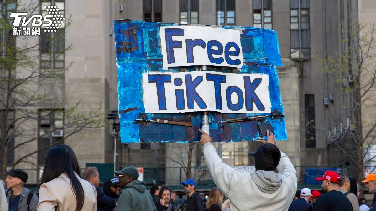 民眾在法院外抗議要求美國不要禁止TikTok。(圖/達志影像美聯社)