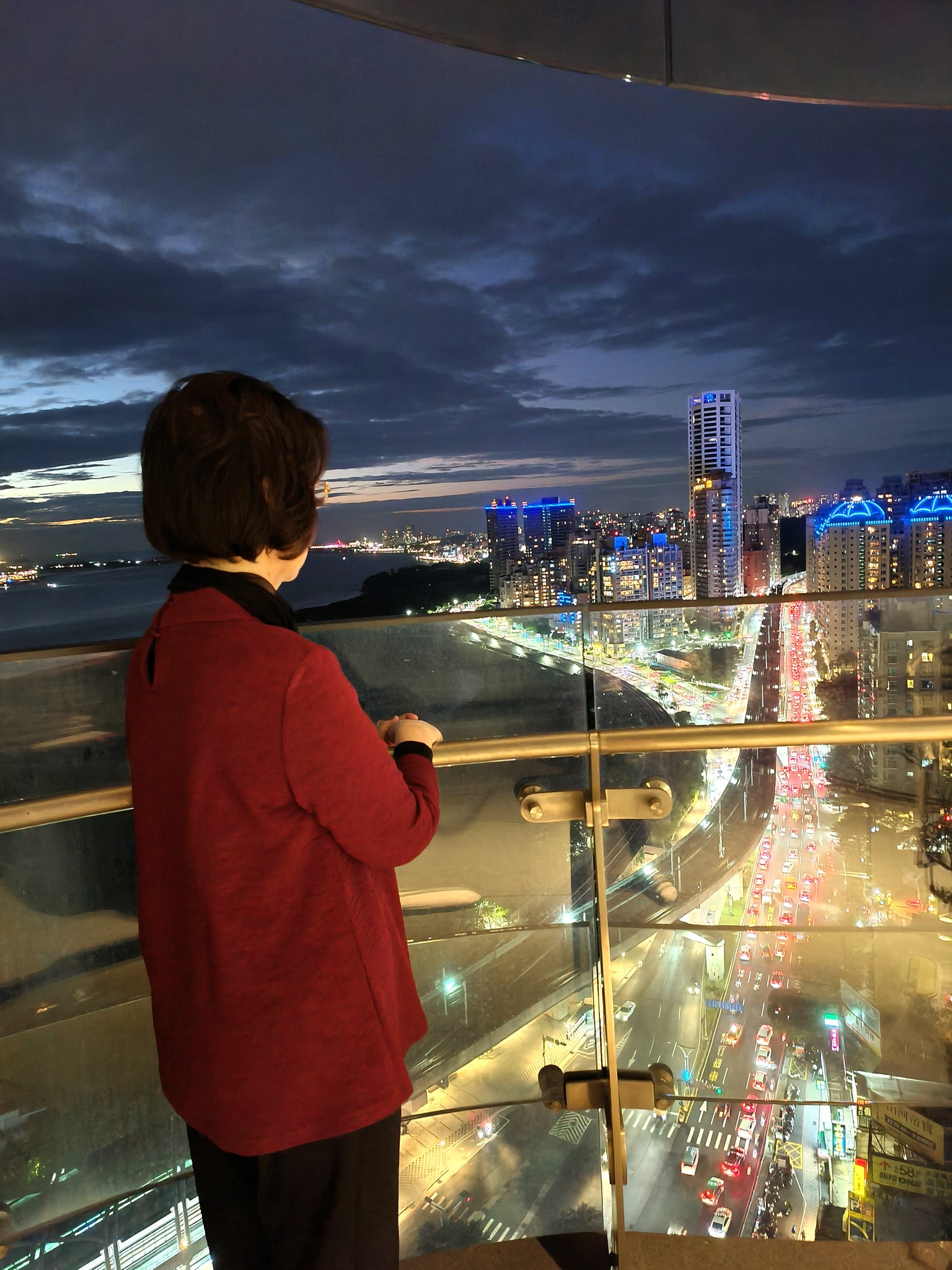 瓊瑤在淡水住家所拍的夜景。（圖／翻攝自瓊瑤臉書）