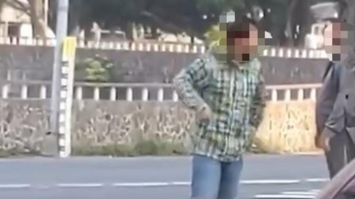 路人上前制止,黃男仍指手畫腳。(圖/吉娃娃大統領提供)