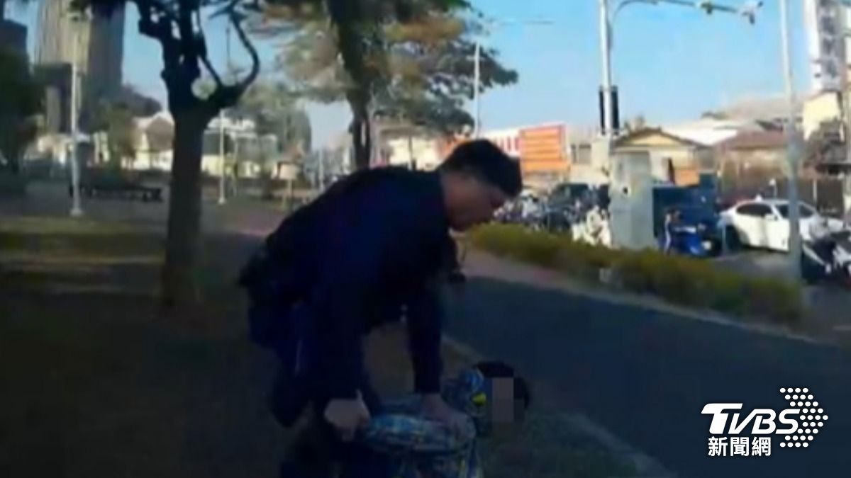 警方抵達將黃男壓制。(圖/TVBS)