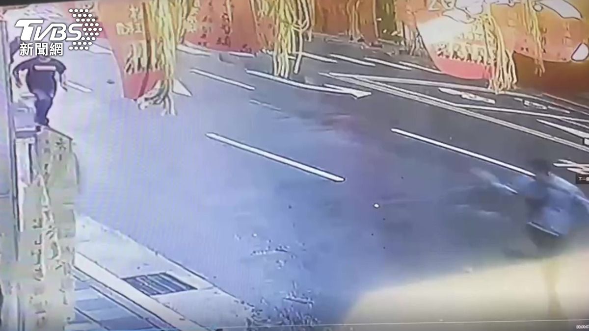 嫌犯攻擊後逃離現場,店家在後方追趕。(圖/TVBS)