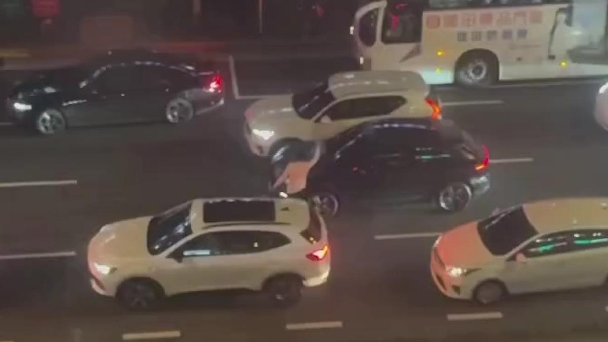 男切車被按喇叭惱羞攔車拍引擎蓋 車主「趕看周杰倫」先不告
