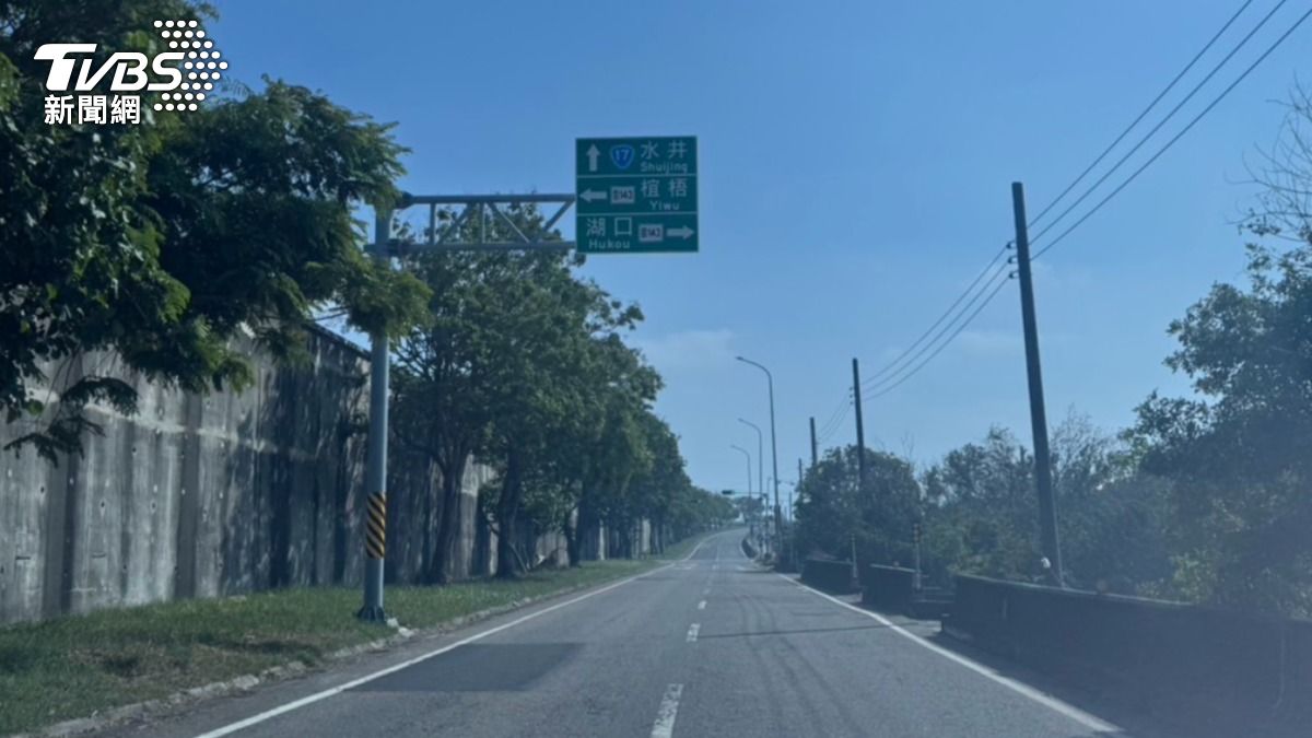 輪胎從快速道路彈到平面道路。（圖／TVBS）