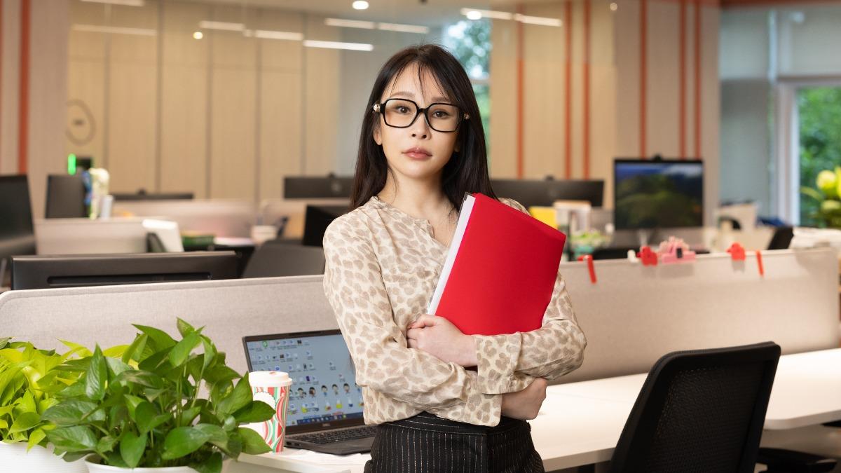 穩交男友5年！温嵐扮祕書辣成這樣　親揭好消息「想當家庭主婦」