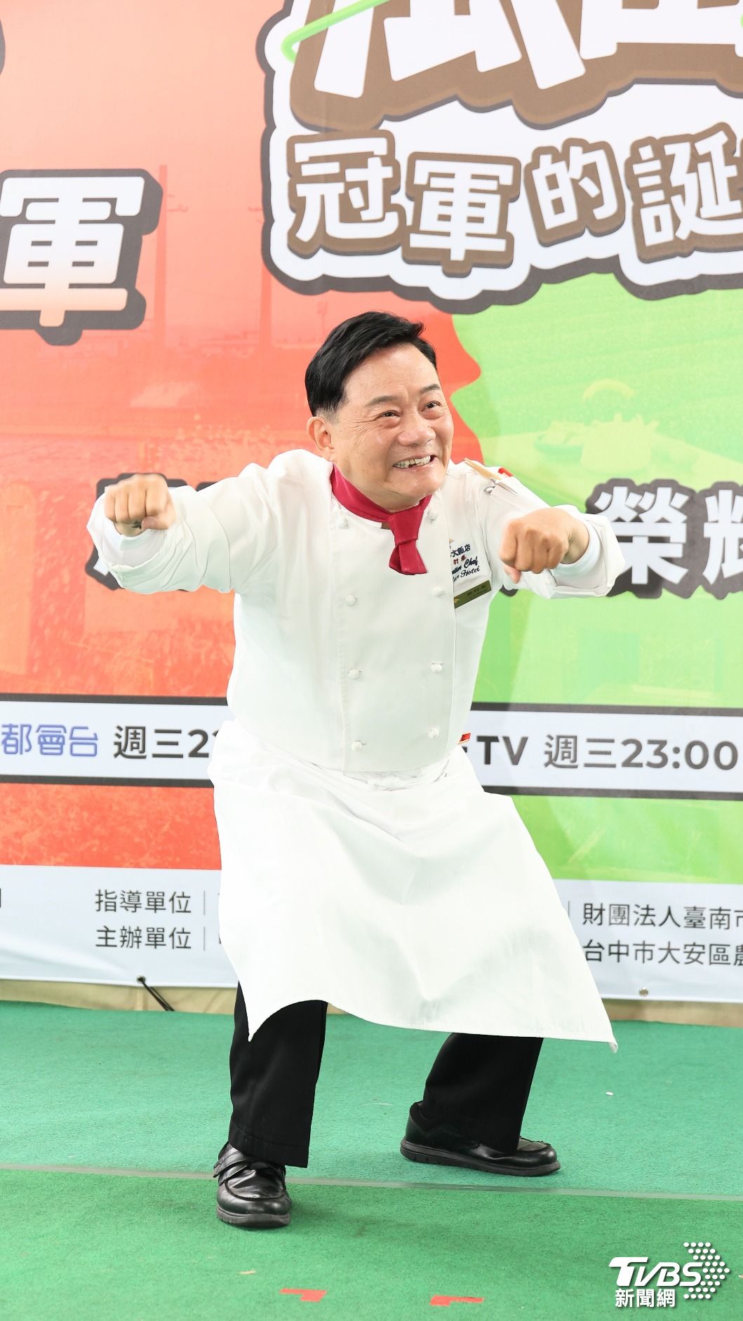 阿基師現場被拱擺出騎機車動作,相當配合。(圖/張哲鳴攝)