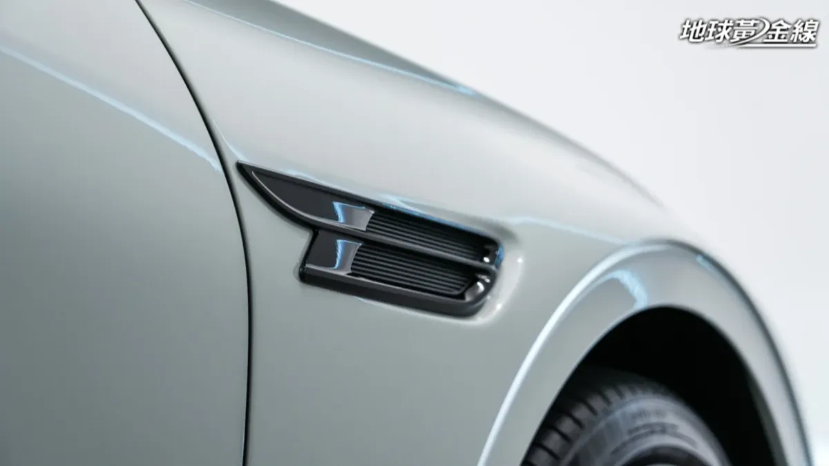 Flying Spur Speed Edition 12葉子板飛翼造型鰓孔採用黑色鋼琴烤漆。（圖／地球黃金線）
