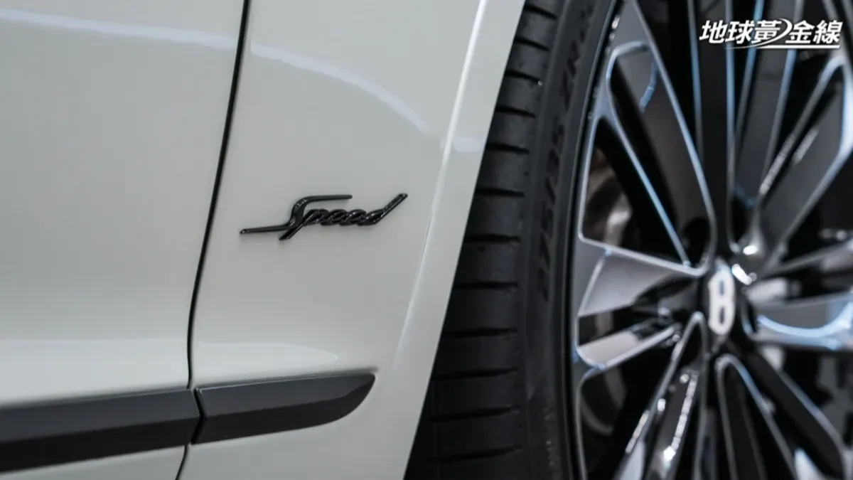 前輪拱下方鑲嵌有Speed圖騰，Flying Spur Speed Edition 12還配備黑化車門飾條。（圖／地球黃金線）