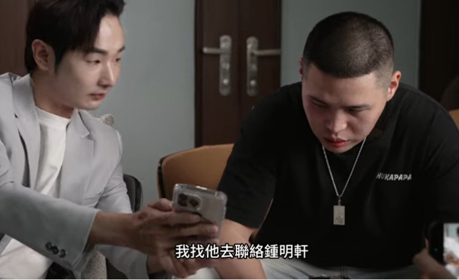 陳柏源與《海峽導報》社長通話時,對方主動提到會找人聯絡鍾明軒。(圖/翻攝自YT頻道「攝徒日記Fun TV」)