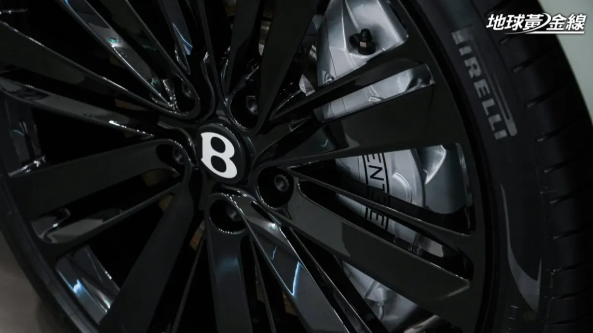 除了22黑化輪圈，Flying Spur Speed Edition 12還配備銀色煞車卡鉗，這也是專屬搭配無法更換。（圖／地球黃金線）
