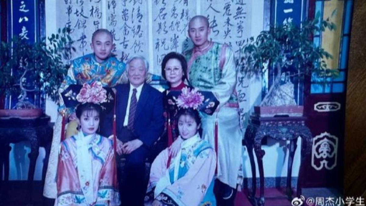 瓊瑤、平鑫濤和《還珠格格》演員們的合照。(圖/翻攝自周杰微博)