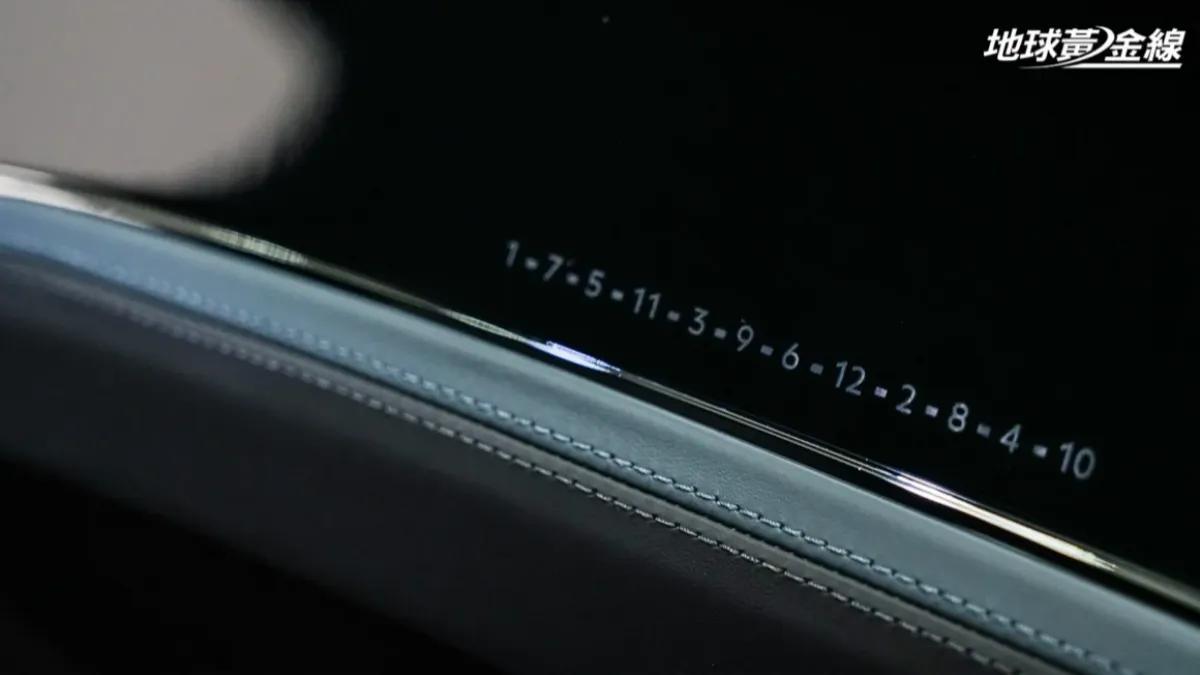手套箱的數字為Flying Spur Speed Edition 12引擎室內W12引擎的汽缸點火順序。（圖／地球黃金線）