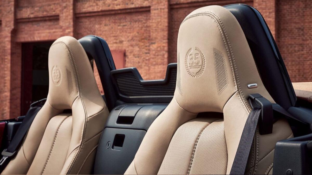 細膩的質感與壓印35週年徽飾的頭枕相得益彰。(圖/Mazda)