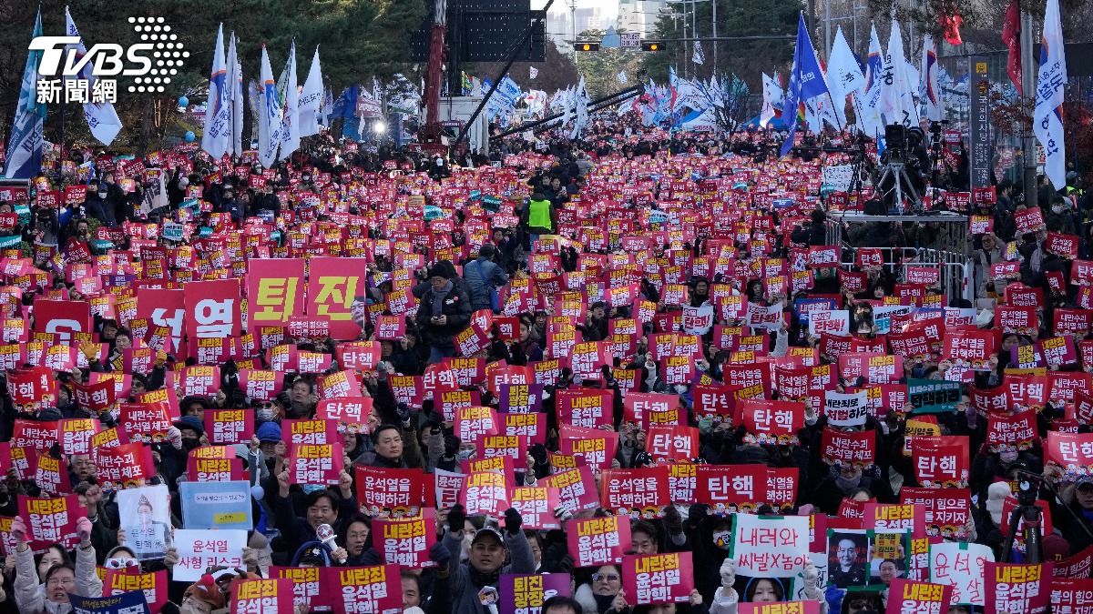 許多民眾聚集到南韓國會外抗議。(圖/達志影像美聯社)