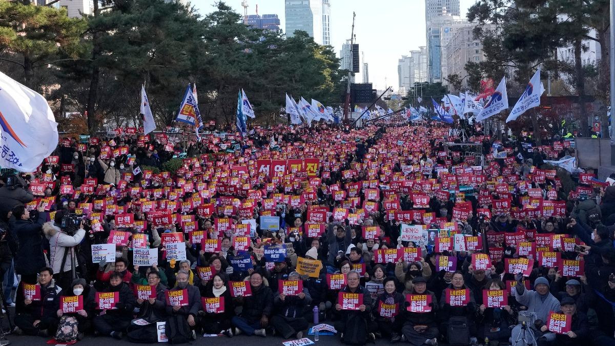 南韓國會前充滿抗議人潮,大家都在大喊「尹錫悅下台」。(圖/達志影像美聯社)