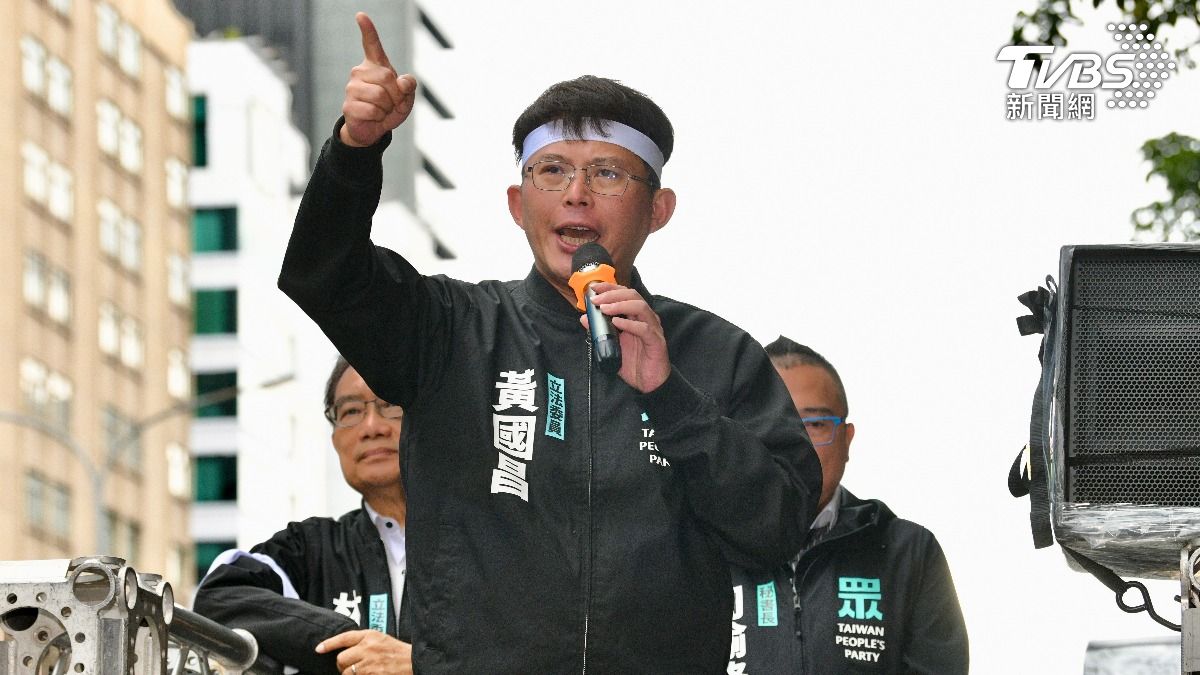民眾黨立委黃國昌現身遊行,號召支持者一起走到終點總統府。(圖/胡瑞麒攝)