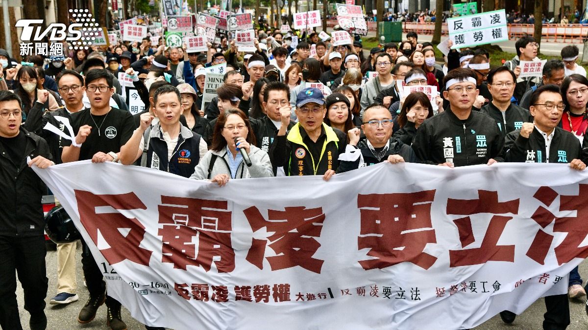 民眾黨舉辦「反霸凌、護勞權」遊行,稍早民眾黨宣布出席遊行的人數已超過3千人。(圖/胡瑞麒攝)