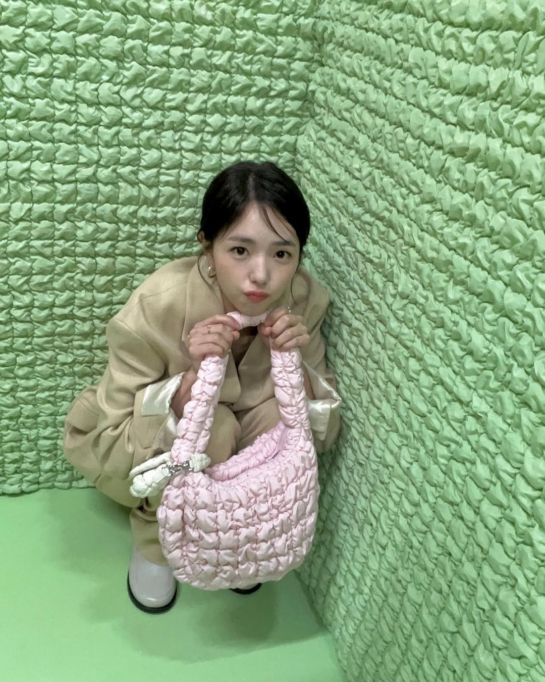 蔡秀彬手上的雲朵包屬於小資女也能無痛收的包。(圖/翻攝自IG@soobinms)