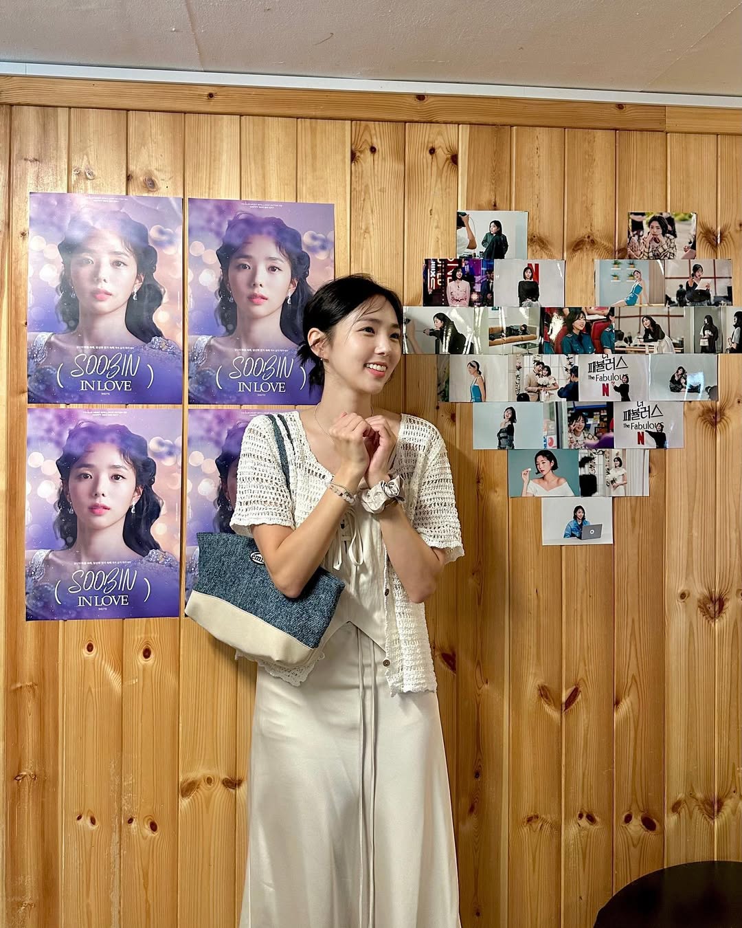 蔡秀彬先前也背過韓國品牌emis的牛仔拼接肩背托特包。(圖/翻攝自IG@soobinms)