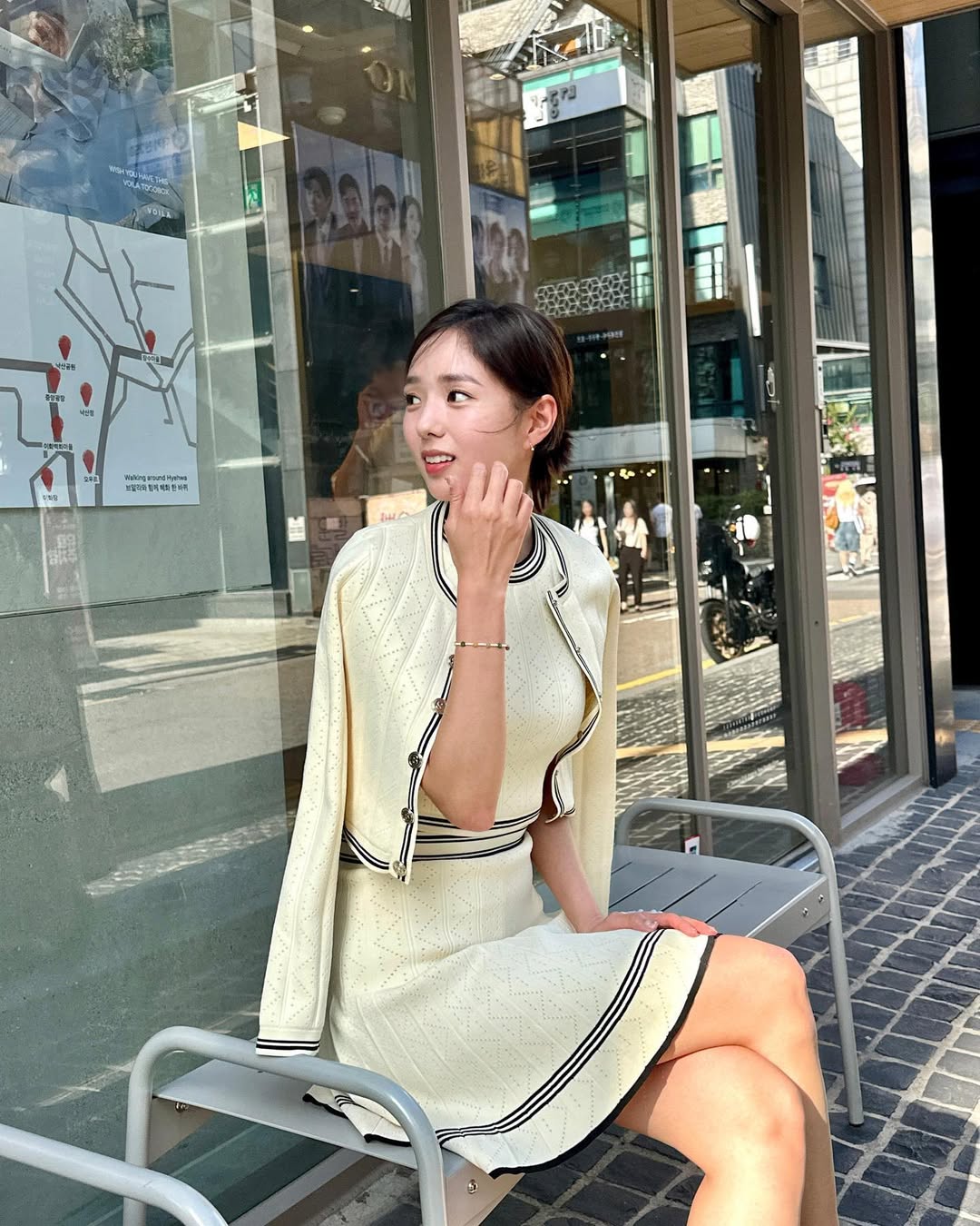 黃色的針織套裝,撞色的黑色勾邊,多了一股優雅氣質。(圖/翻攝自IG@soobinms)