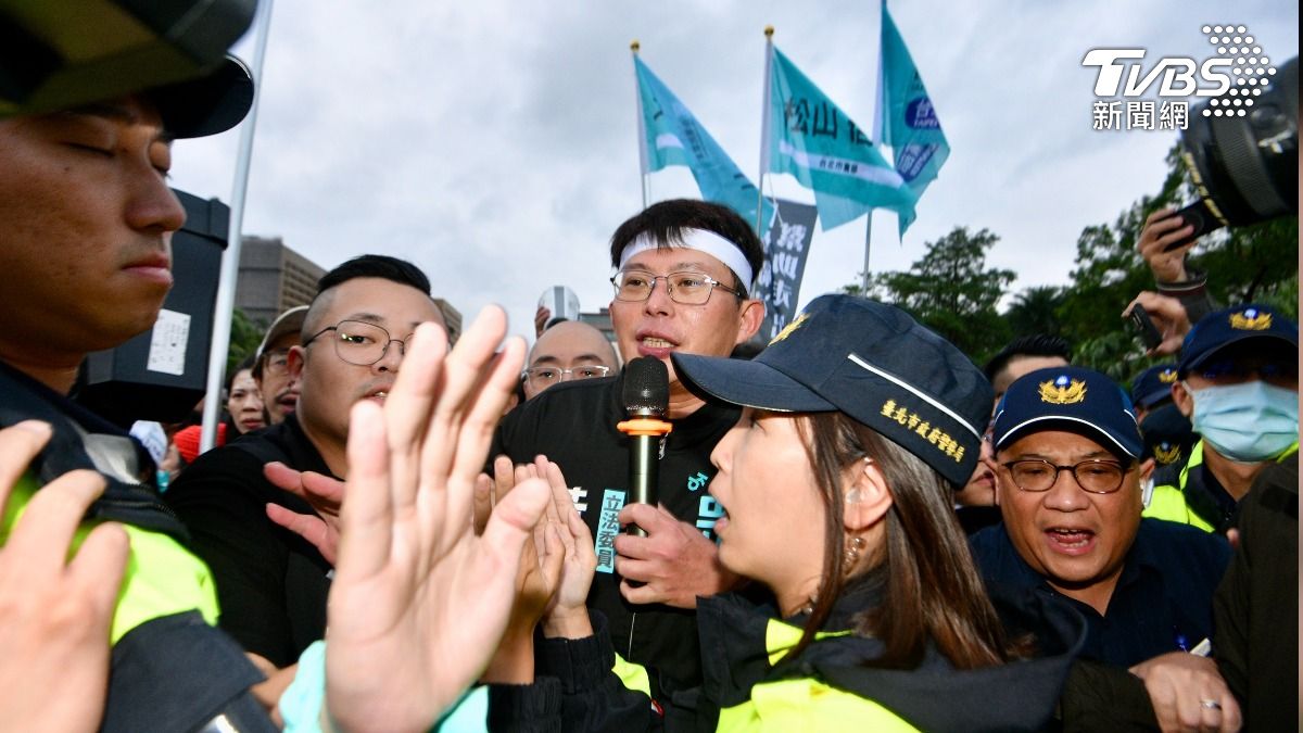 反霸凌遊行!黃國昌欲率群眾送「陳情書」給賴清德 和警爆爭執