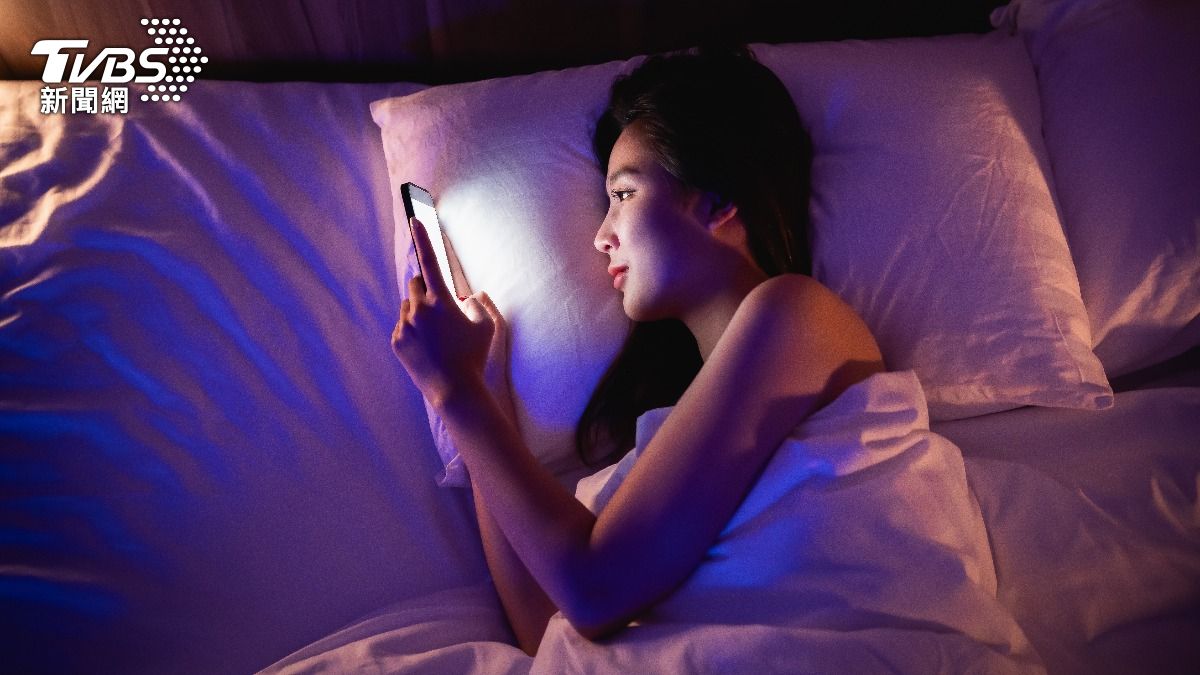 手機開「深色模式」比較護眼? 醫點這1件事才是關鍵