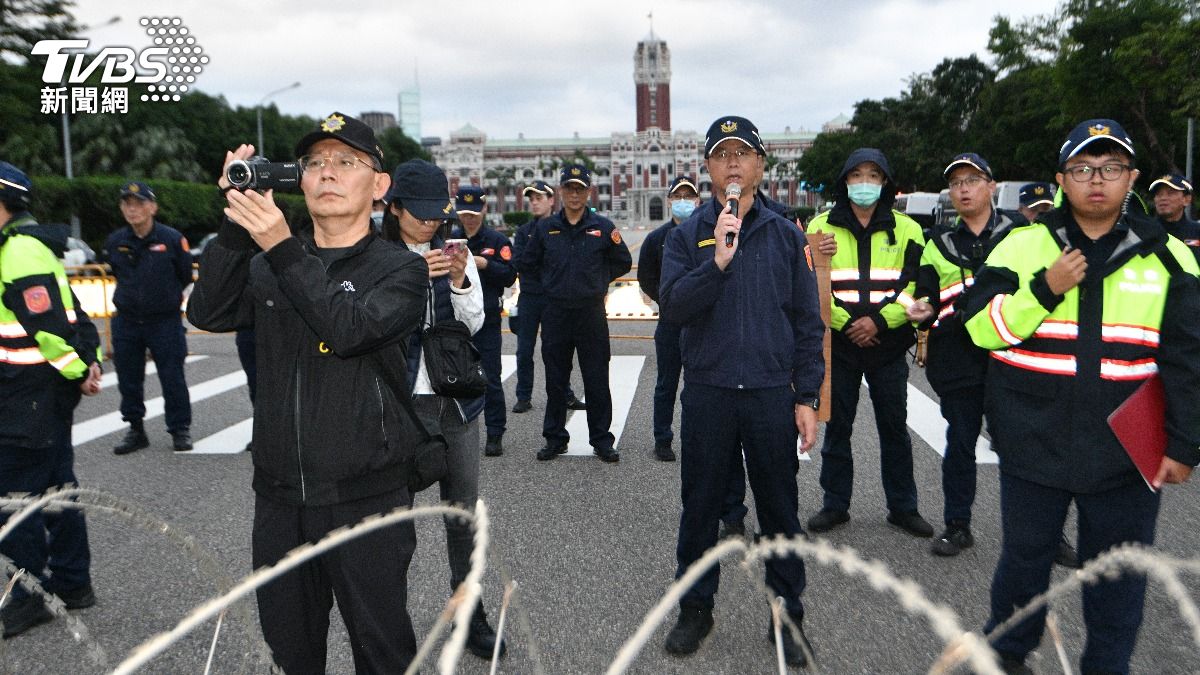 民眾黨在總統府前凱達格蘭大道集會,警方圍起蛇籠應對。(圖/胡瑞麒攝)
