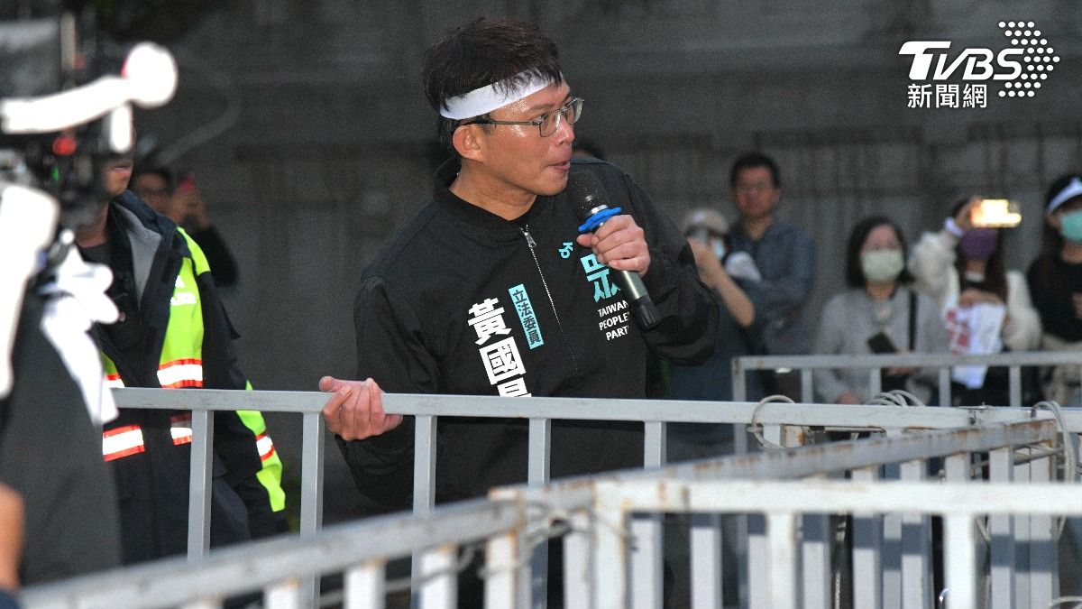 黃國昌帶領反霸凌遊行群眾前進到公園路口蛇籠前陳情示威。(圖/胡瑞麒攝)
