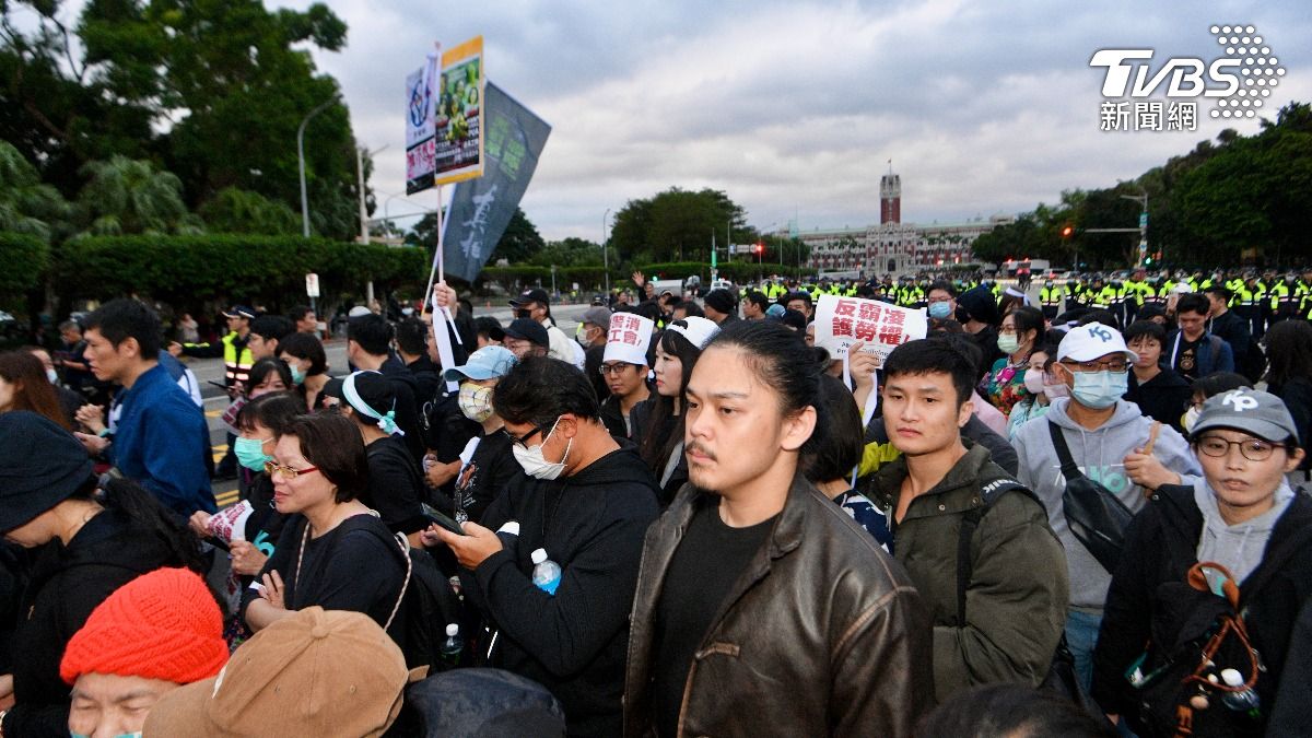 民眾黨號召支持者於總統府前凱達格蘭大道遊行。(圖/胡瑞麒攝)