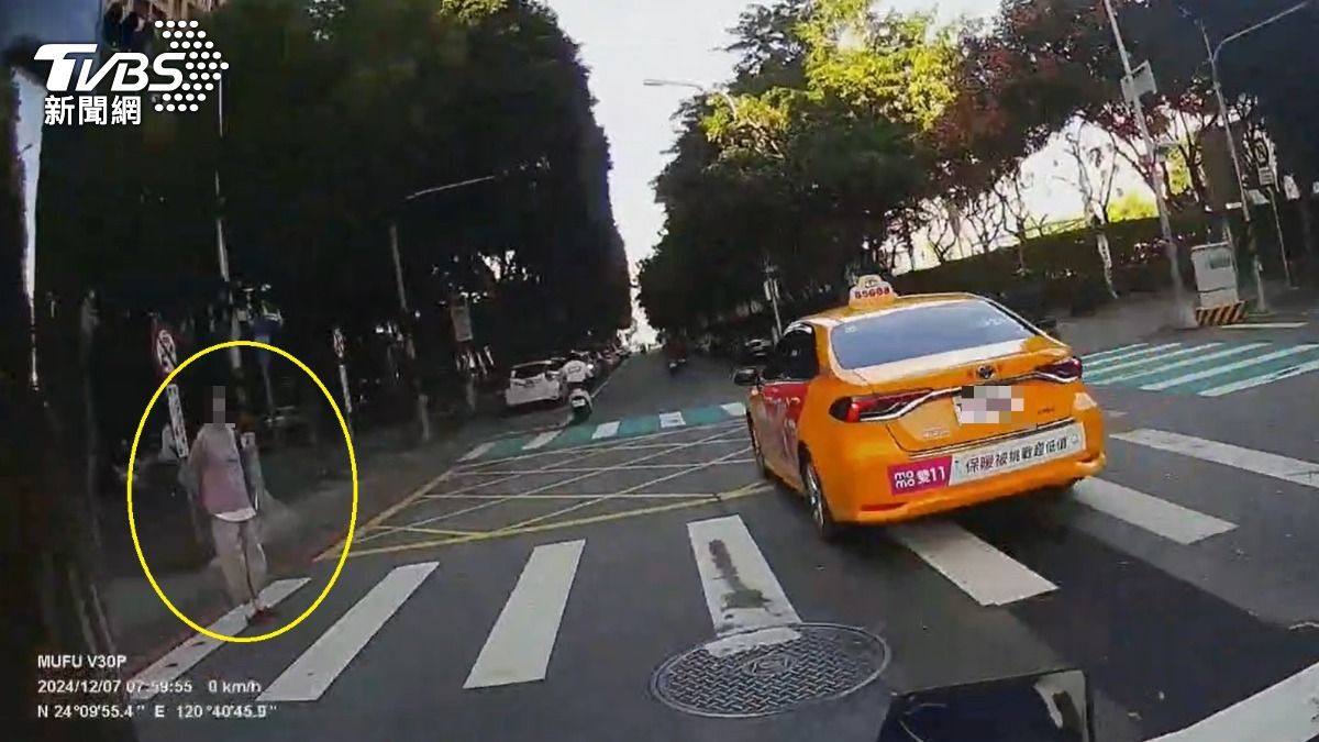 有片/超派?計程車不禮讓硬衝 還嗆:行人在斑馬線不一定代表要過
