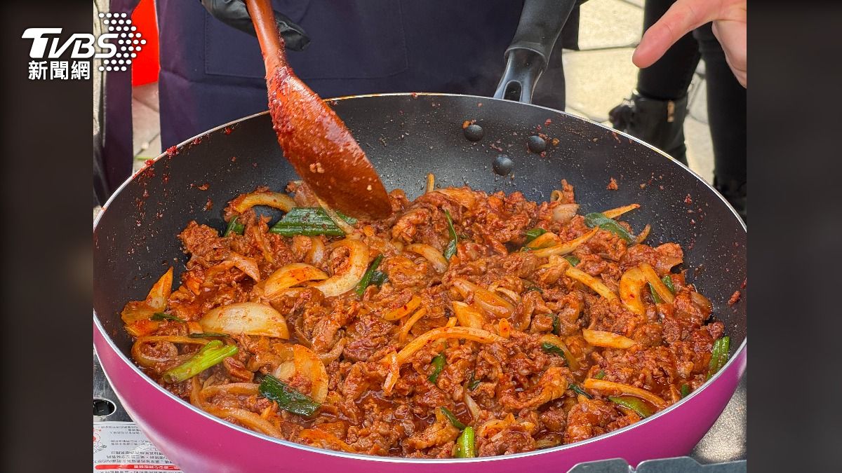 道地的辣炒豬肉味道令人食指大動。（圖／陳佳宜攝）