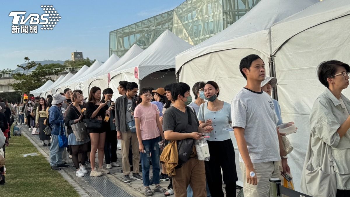 現場許多粉絲提前到場排隊，準備目睹大廚風采。（圖／陳佳宜攝）
