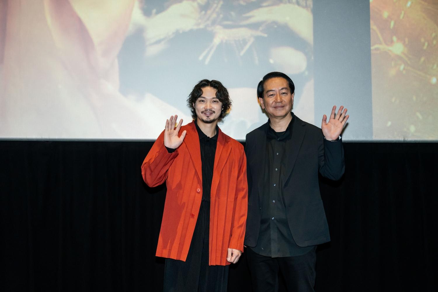 導演曾利文彥（左）與磯村勇斗和粉絲打招呼。（圖／原創娛樂提供）