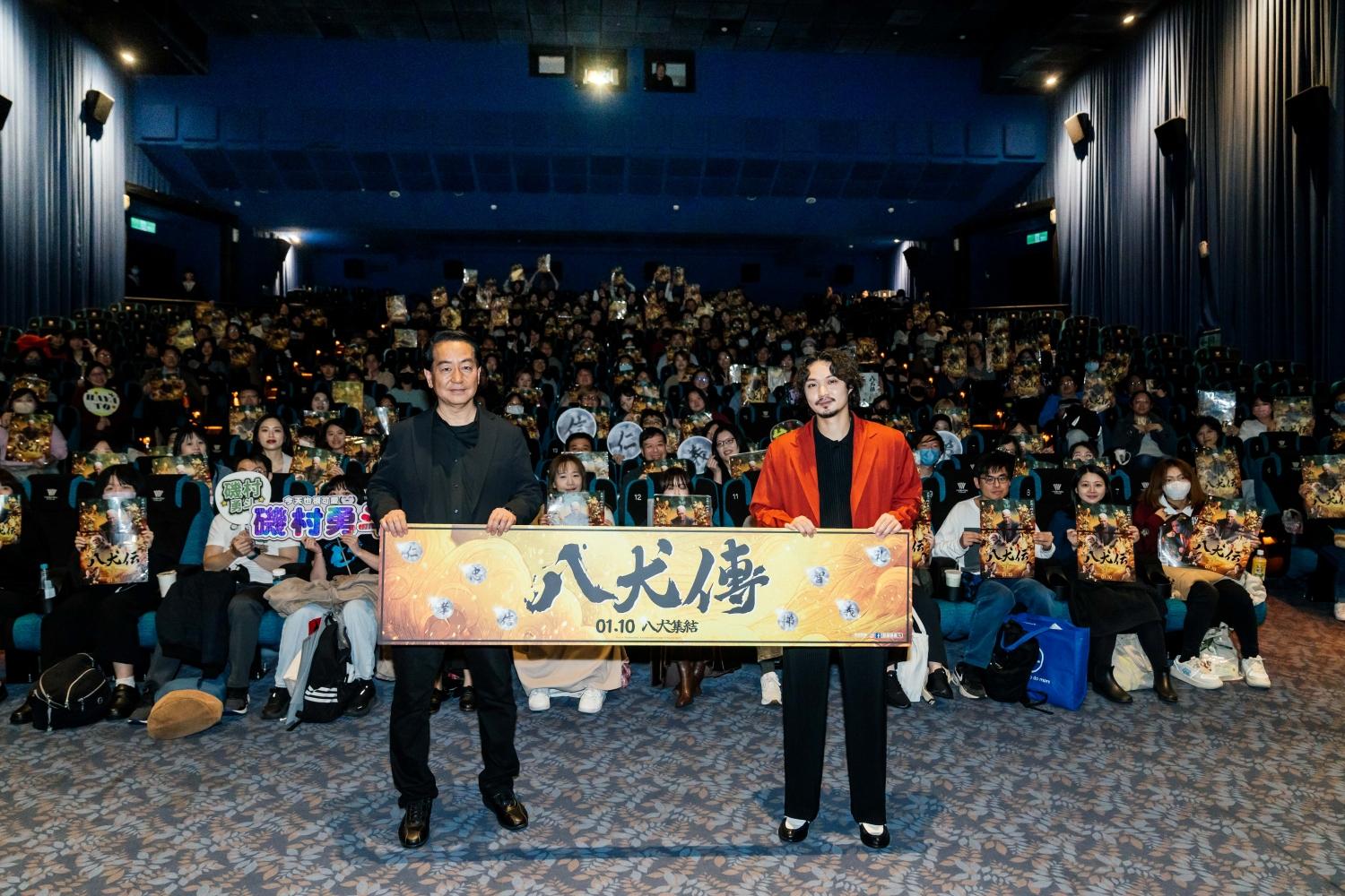 導演曾利文彥（左）與磯村勇斗最後跟全場粉絲大合照。（圖／原創娛樂提供）