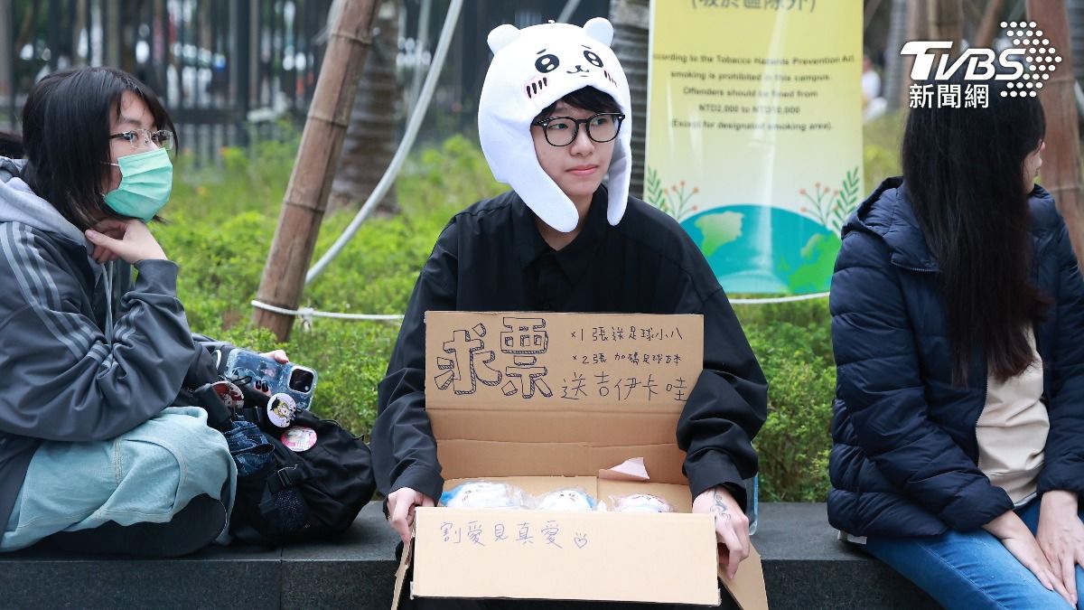 有粉絲拿出心愛的吉伊卡哇玩偶，盼望有緣人來賣票。（圖／黃城碩攝）