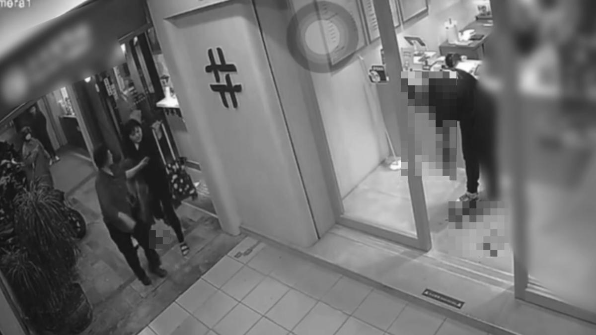 男店員手臂遭砍傷血流不止。(圖/翻攝自記者爆料網)