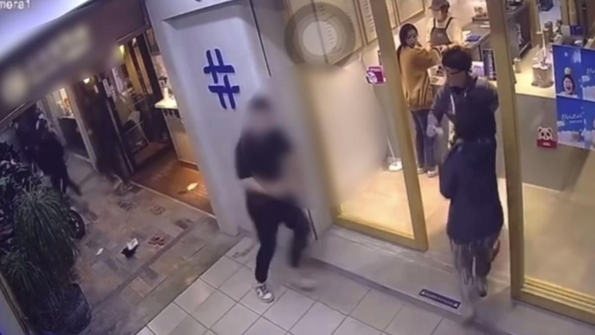男店員被砍後,逃至隔壁飲料店求助。(圖/翻攝自記者爆料網)