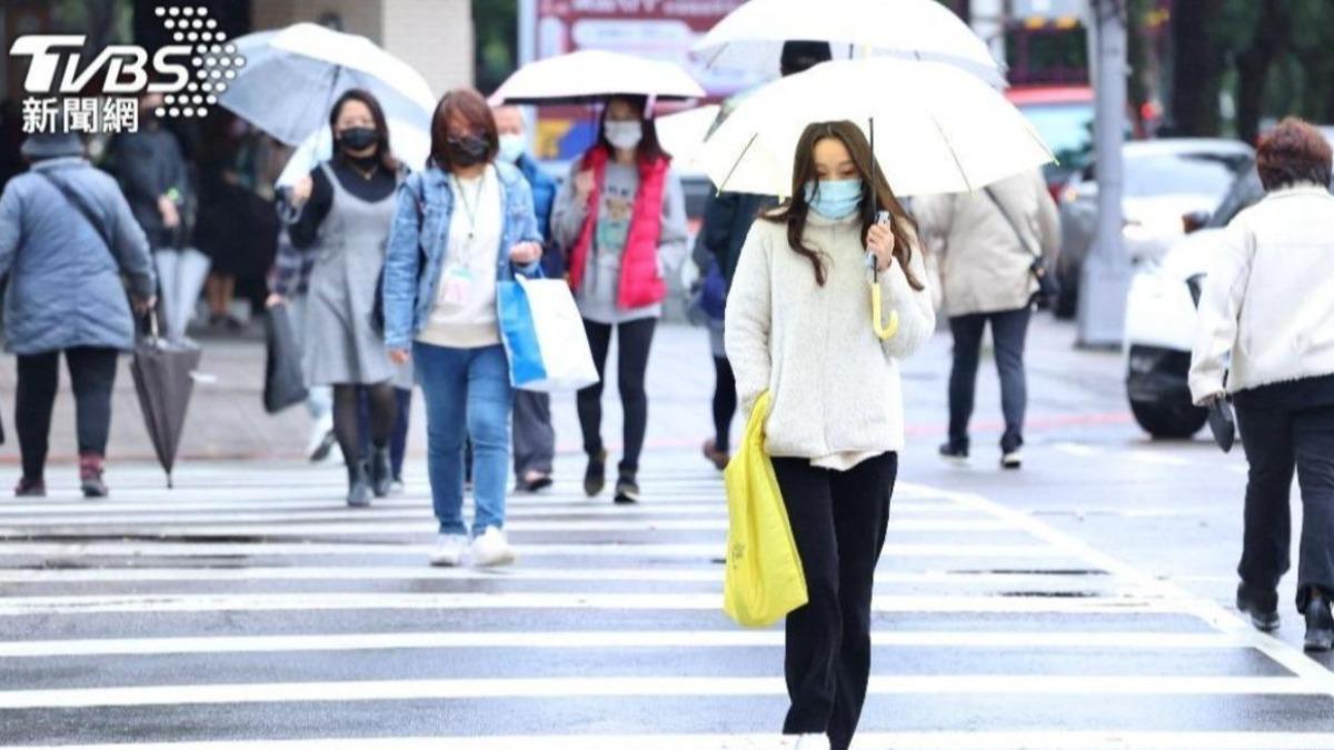 天氣/東北季風報到!4縣市發布「大雨特報」又濕又冷