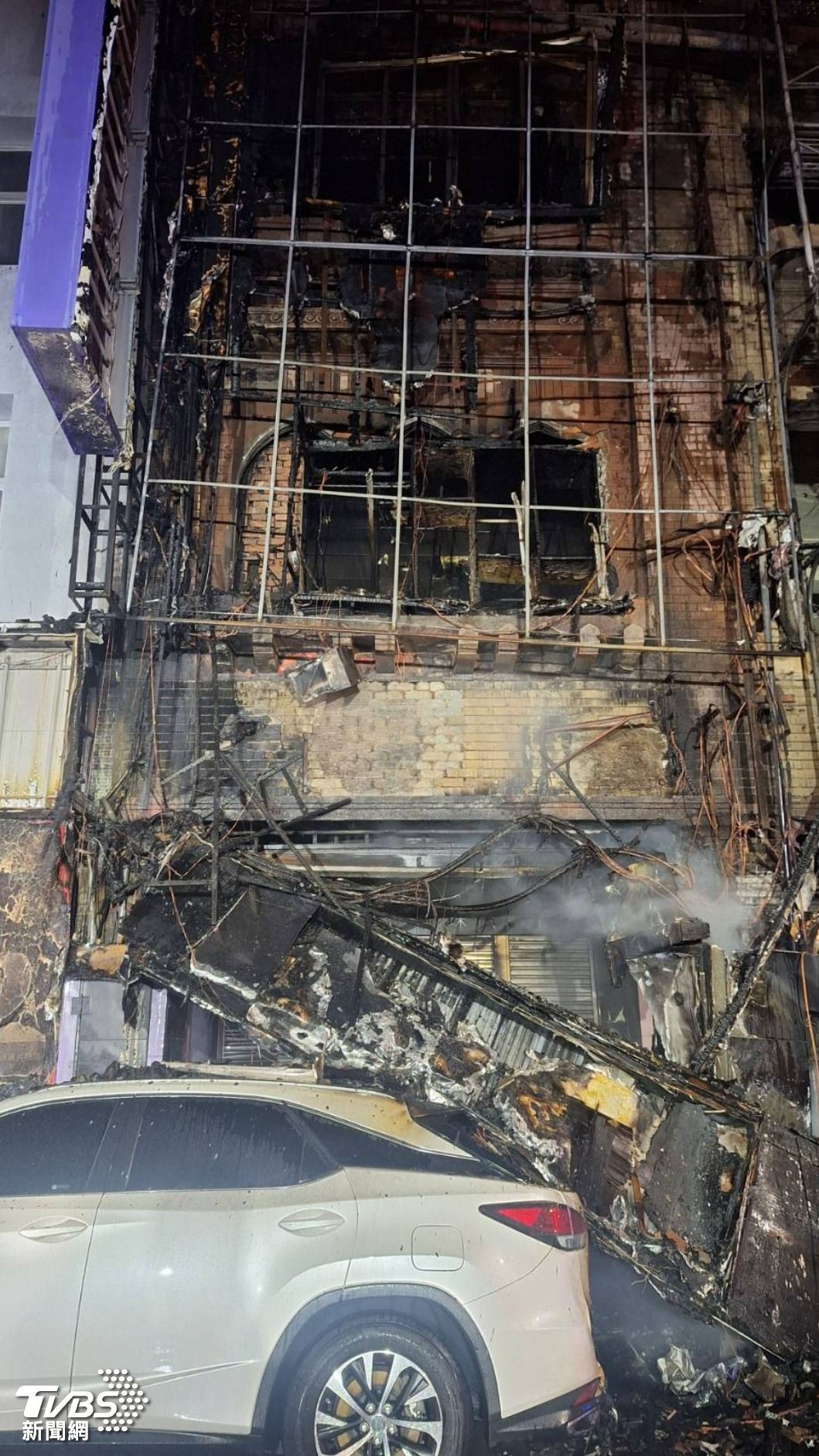 疑似屋外變電箱爆炸釀禍。(圖/TVBS)