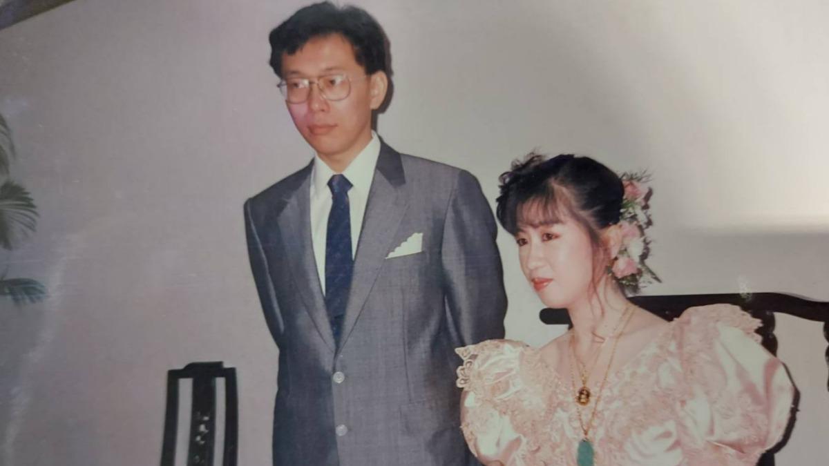 陳佩琪貼出和柯文哲昔日的結婚照,回憶柯當時被陳拉去燙了個大蓬蓬頭,是柯頭髮最豐盈的時候。(圖/翻攝自陳佩琪臉書)