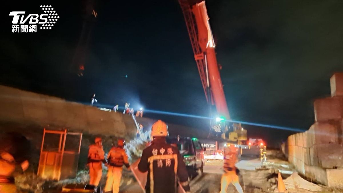 巴拿馬籍油輪,不知何故於台中港外海0.5海浬處堤防邊流錨擱淺。(圖/TVBS)