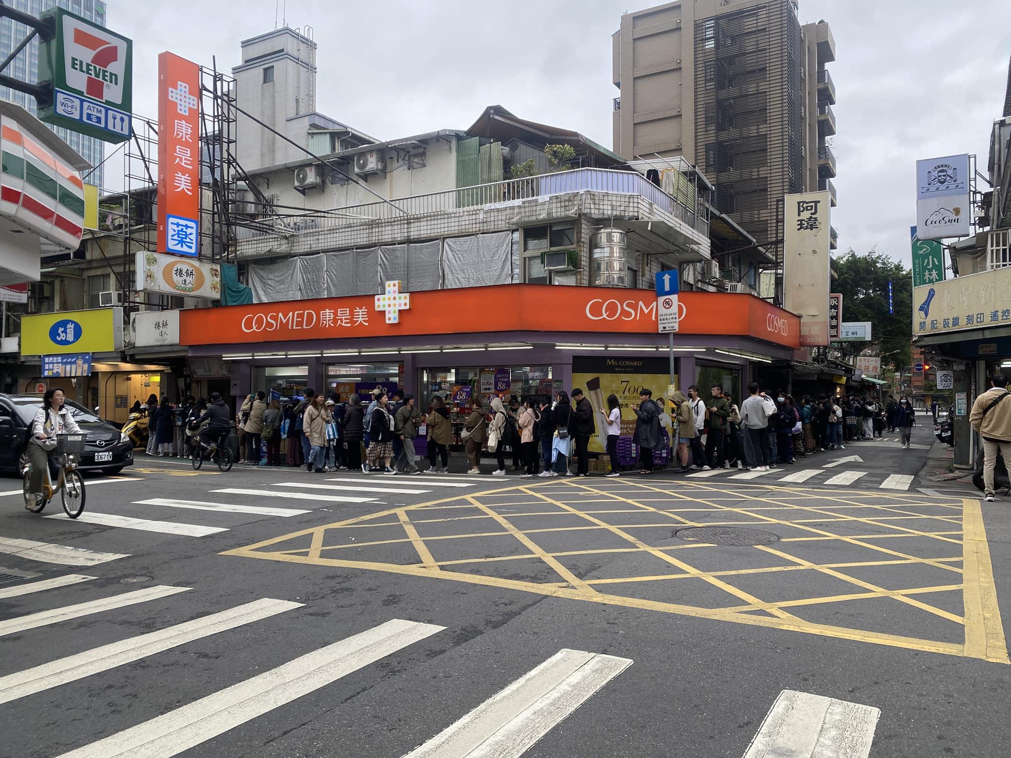 「捲餅達人」價格實惠、用料實在成為排隊美食。(圖/翻攝自「信義區三兩事」臉書)