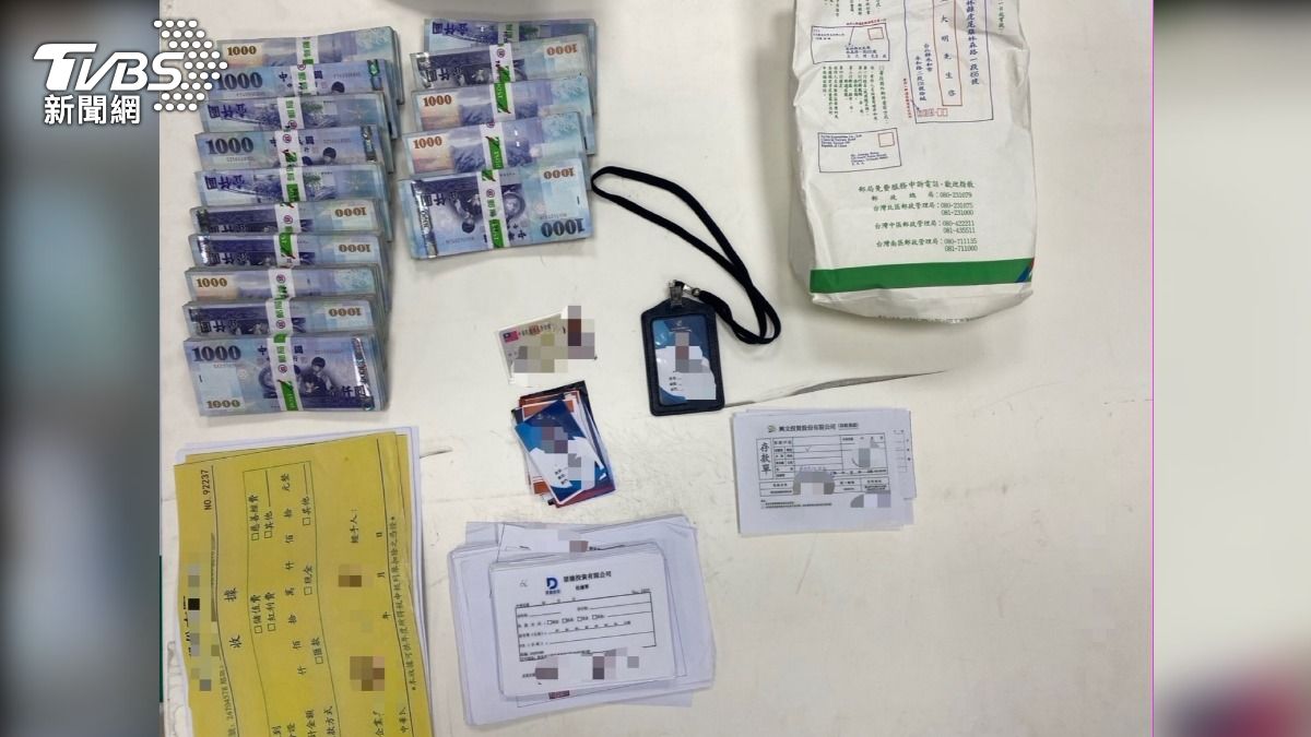 警方查扣150萬現金以及假證件。（圖／TVBS）
