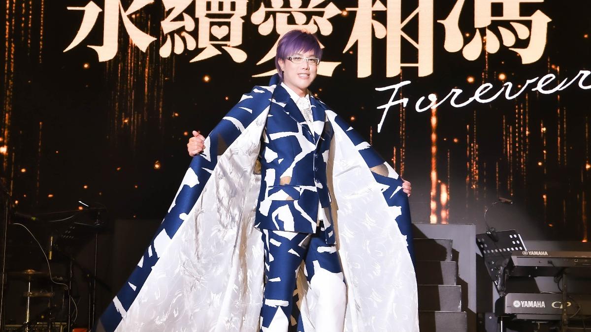 馮偉傑斥資50萬打造10套華服。(圖/瑞揚創意提供)