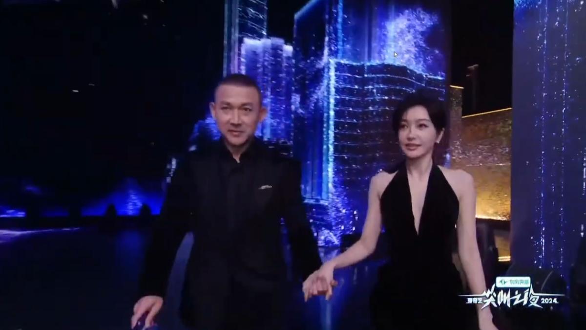 聶遠、秦嵐穿著夫妻裝現身頒獎典禮。(圖/翻攝自微薄)