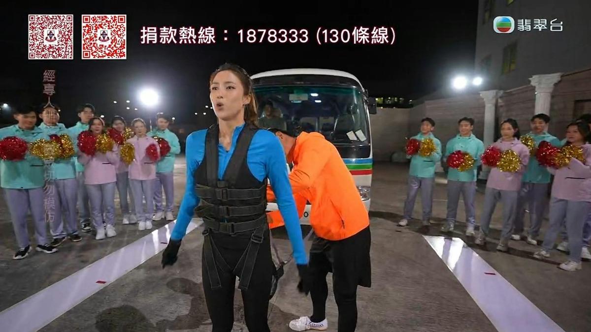 劉穎鏇在今年《歡樂滿東華》節目中挑戰拉動24人座小巴。(圖/翻攝自翡翠台)
