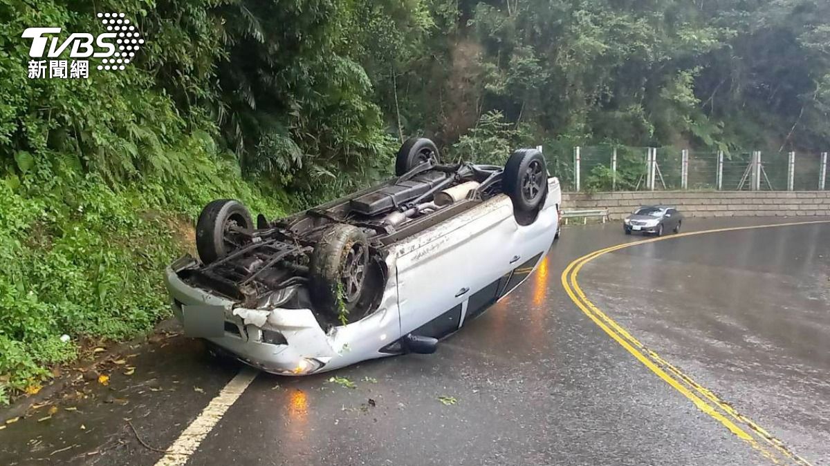 北宜公路休旅車打滑翻覆!女駕駛離開求救…夫輕傷留現場待援